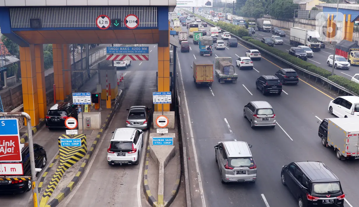 Mobil melintasi jalan Tol Tangerang-Jakarta di Tangerang, Banten, Rabu (30/3/2022). Mulai April 2022, Korlantas Polri akan menerapkan tilang elektronik bagi pengendara yang memacu kecepatan hingga 120 km per jam di jalan tol. (Liputan6.com/Angga Yuniar)