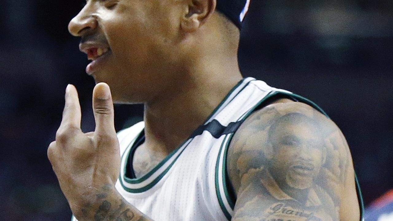 Guard Boston Celtics Isaiah Thomas menunjukkan cedera yang diderita pada game pertama semifinal Wilayah Timur play-off NBA di TD Garden, Senin (1/5/2017) dinihari WIB. 