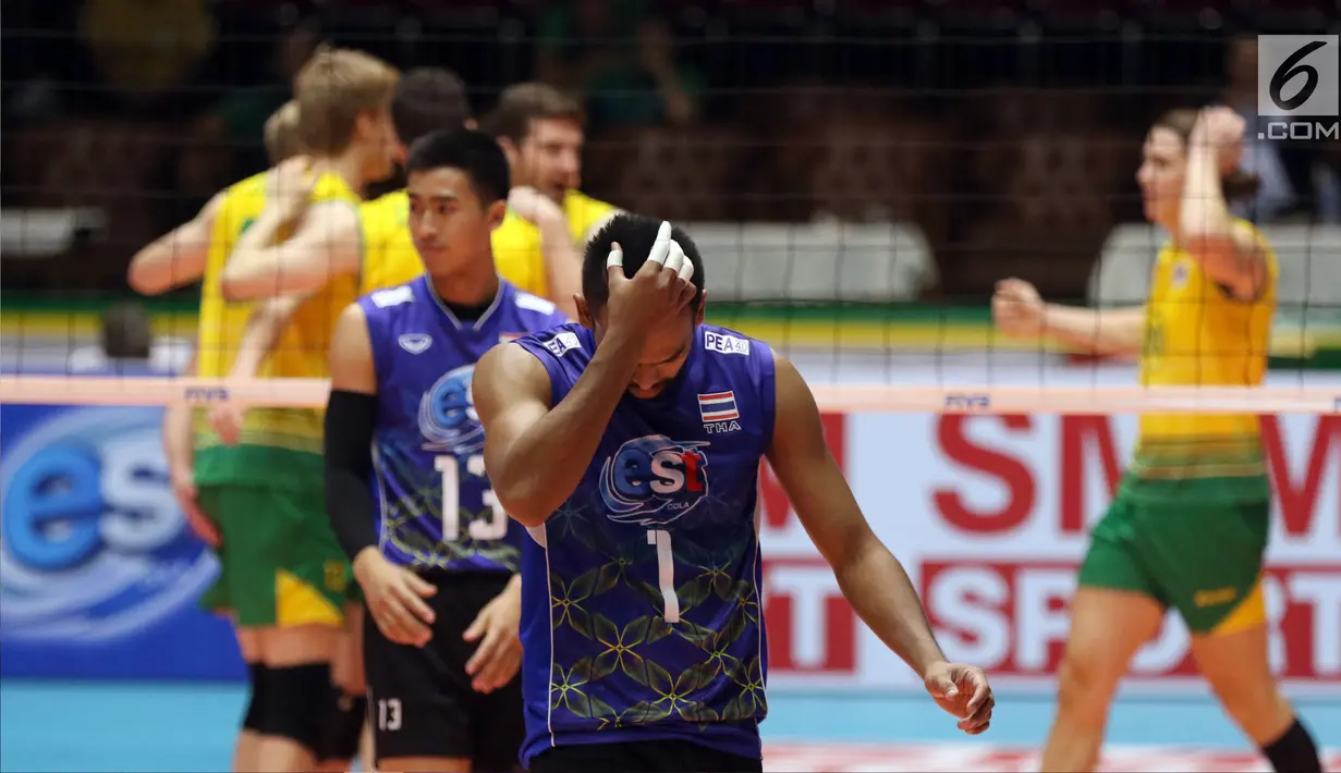 Pemain voli putra Thailand, Jirayu Raksakaew memegang kepala saat melawan Australia pada Kejuaraan Voli Asia 2017 ke-16 di GOR Tri Dharma, Gresik, Selasa (25/7). Thailand kalah 2-3. (Liputan6.com/Helmi Fithriansyah)