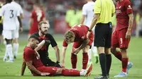 Pemain Liverpool Alex Oxlade-Chamberlain mendapat perawatan untuk cederanya saat pertandingan melawan Crystal Palace dalam pertandingan persahabatan di Singapura, Jumat, 15 Juli 2022. (AP Photo/Danial Hakim)