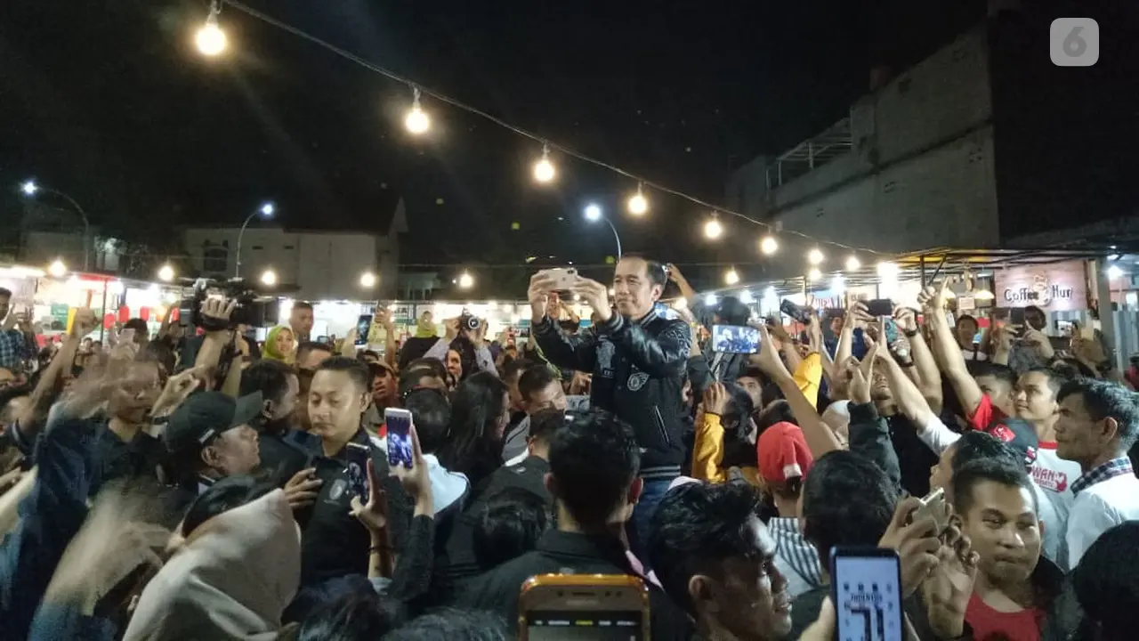 Presiden Joko Widodo atau Jokowi menyambangi Pasar Segar pada Sabtu (22/12/2018) tengah malam. (Liputan6.com/Hanz Jimenez Salim)