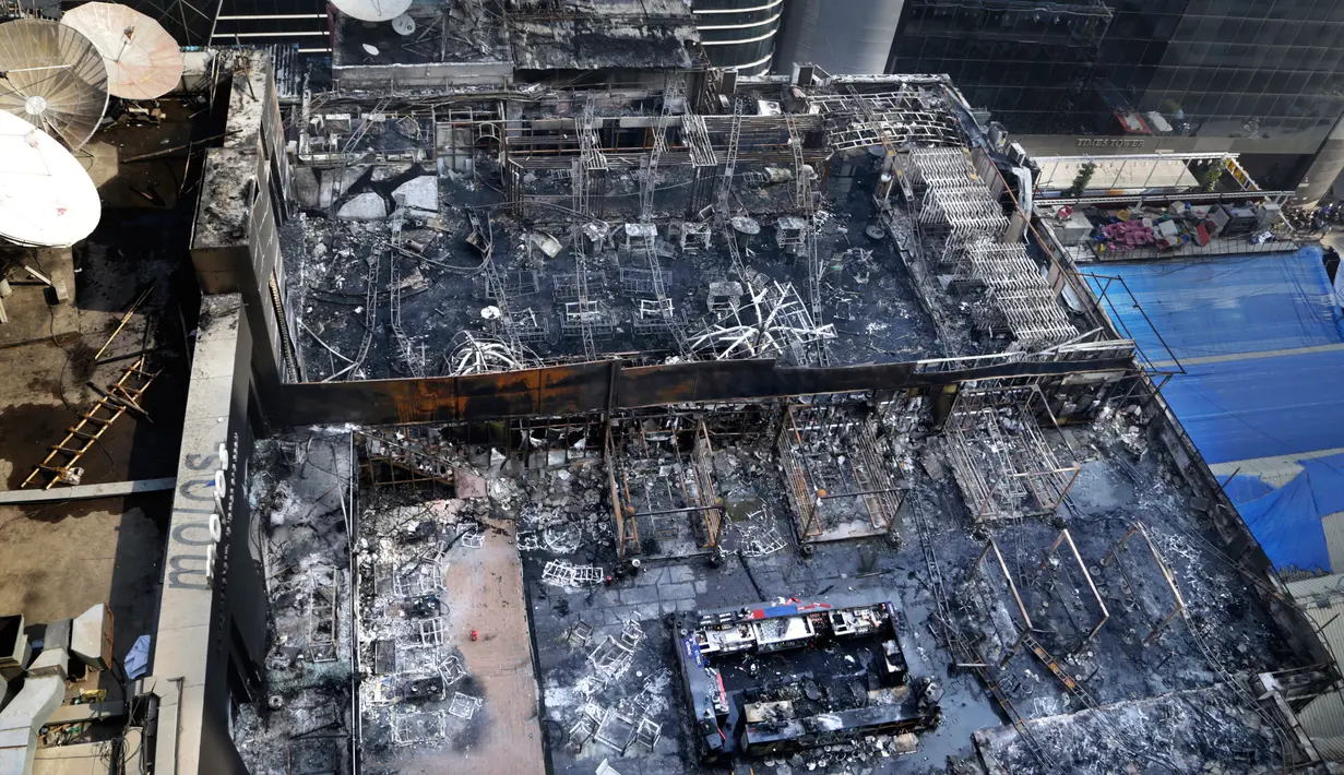 Sebuah restoran rusak parah setelah hangus terbakar di Mumbai, India (29/12). Insiden kebakaran yang terjadi sekitar pukul 00.30 dini hari Jumat tersebut menewaskan 15 orang. (AP Photo/Rajanish Kakade)