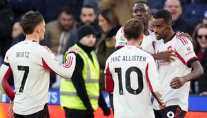 Pemain Liverpool, Alexander Isak (kanan) melakukan selebrasi setelah mencetak gol ke gawang West Ham dalam laga Liga Inggris 2025/2026 di London Stadium, London, Inggris, Minggu (30/11/2025) waktu setempat. (AP Photo/Kirsty Wigglesworth)