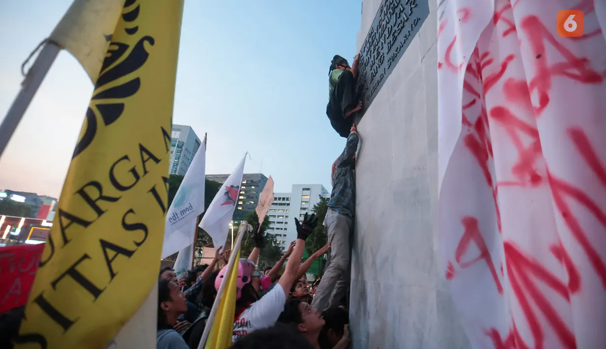 Sejumlah mahasiswa memanjat Monumen Tugu Tani saat menggelar aksi unjuk rasa di Jakarta Pusat, Selasa (20/10/2026). Dalam aksi tersebut, Aliansi Sadar menyoroti sejumlah persoalan, mulai dari lingkungan dan kebijakan ekonomi hingga ruang sipil, demokrasi, serta pendidikan.(KLY/Budy Santoso)
