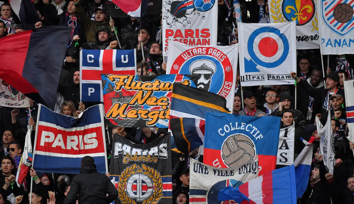 Suporter PSG mengibarkan berndera dan banner saat timnya melawan Rennes pada laga Ligue 1 Prancis di Roazhon Park, Rennes, (16/12/2017). PSG menang 4-1. (AFP/Loic Venance)