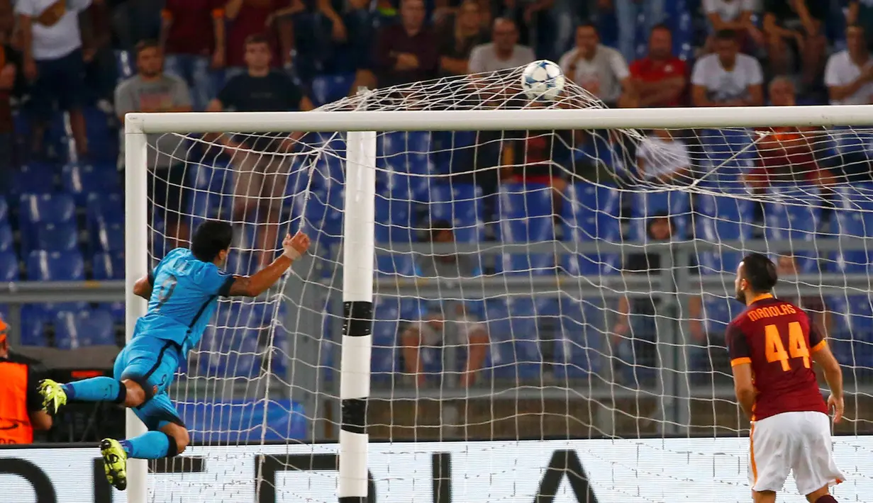 Striker Barcelona, Luis Suarez, mencetak gol ke gawang AS Roma dalam laga di Grup E Liga Champions di Stadion Olimpico, Kamis (17/9/2015) dini hari WIB. (Reuters/Tony Gentile)