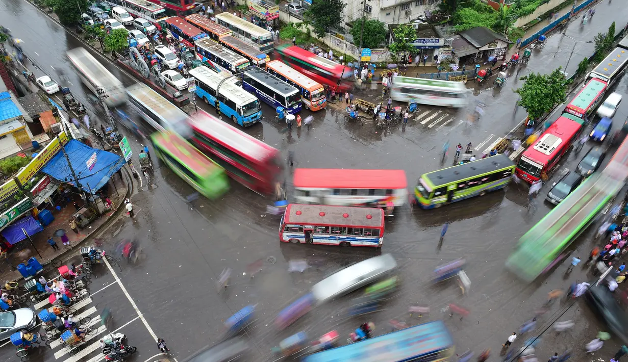 Suasana arus lali lintas di sebuah persimpangan di Dhaka, Bangladesh, (23/7). Kecepatan lalu lintas rata-rata di Dhaka menurun dari 21 km per jam menjadi 7 km per jam dalam 10 tahun terakhir. (AFP Photo/ Munir Uz Zaman)