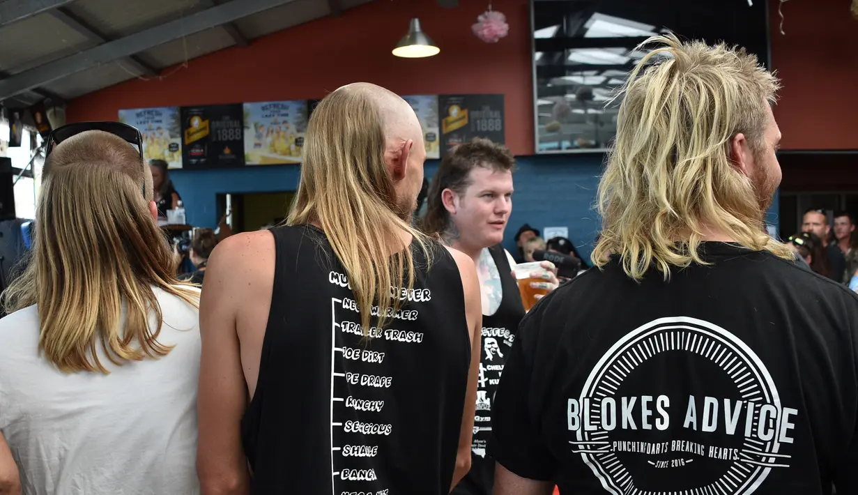 Tampak belakang gaya rambut para peserta Mulletfest 2018 di Kota Kurri Kurri, Sydney, Australia, Sabtu (24/2). Mulletfest adalah perayaan gaya rambut ikonik era 1970-an yang kini kembali populer. (PETER PARKS/AFP)