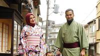 Saat sedang di Kyoto, Jepang, Tengku Wisnu dan Shireen Sungkar serta Adam menyempatkan mengenakan busana orang Jepang. Adem dan Harmonis itulah salah satu komentar dari nitizen melihat keduanya. (Instagram/shireensungkar)