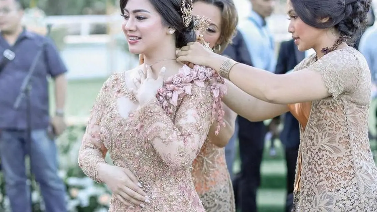 9 Inspirasi Kebaya Payet untuk Lamaran, Glamor Bersahaja