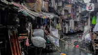 Aktivitas warga yang tinggal di kawasan padat penduduk, Jakarta, Rabu (7/5/2025). (Liputan6.com/Angga Yuniar)
