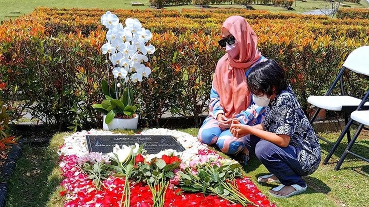 Rayakan Ulang Tahun, Ini 6 Potret Bunga Citra Lestari Ziarah ke Makam Ashraf Sinclair