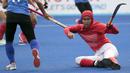 Tongkat pemain Thailand tersangkiut di baju pemain Indonesia, Annur Amalia El Islany, pada laga Asian Games di Lapangan Hoki, GBK, Jakarta, Sabtu (25/8/2018). Indonesia kalah 0-2 dari Thailand. (Bola.com/Peksi Cahyo)