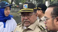 Wakil Gubernur DKI Jakarta, Rano Karno disela kunjungan ke Rumah Susun Sederhana Sewa Persaki, Daan Mogot, Jakarta, pada Jumat (21/2/2025). (Liputan6.com/Elza)