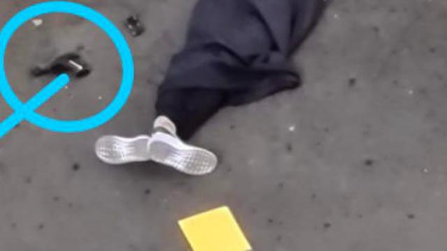 Jenazah penyerang Mabes Polri tampak pistol dan map kuning. (Istimewa)