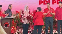 Ketua Umum (Ketum) Partai Demokrasi Indonesia Perjuangan (PDIP) Megawati Soekarnoputri resmi menyerahkan surat rekomendasi dukungan kepada Airin Rachmi Diany sebagai bakal calon gubernur di Pilkada Banten 2024. (Ist).