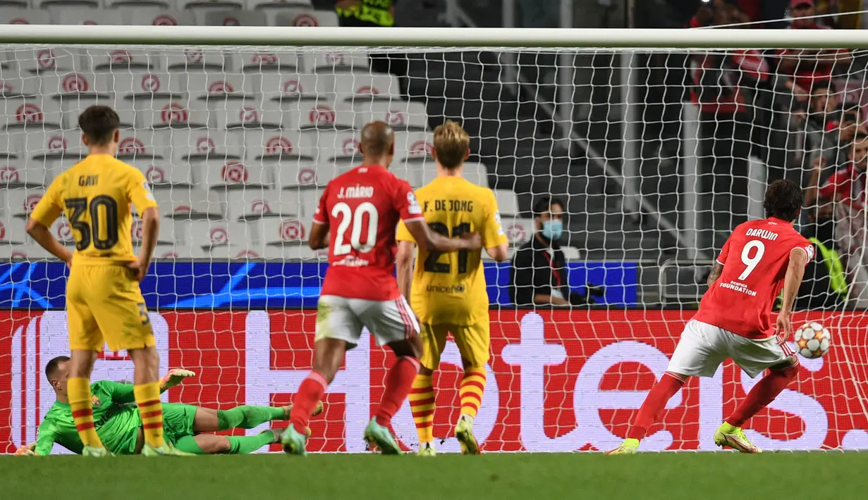 Darwin Nunez (kanan) yang menjadi eksekutor mampu menjalankan tugasnya dengan baik untuk membawa Benfica unggul 3-0. (AFP/Patricia De Melo Moreira)