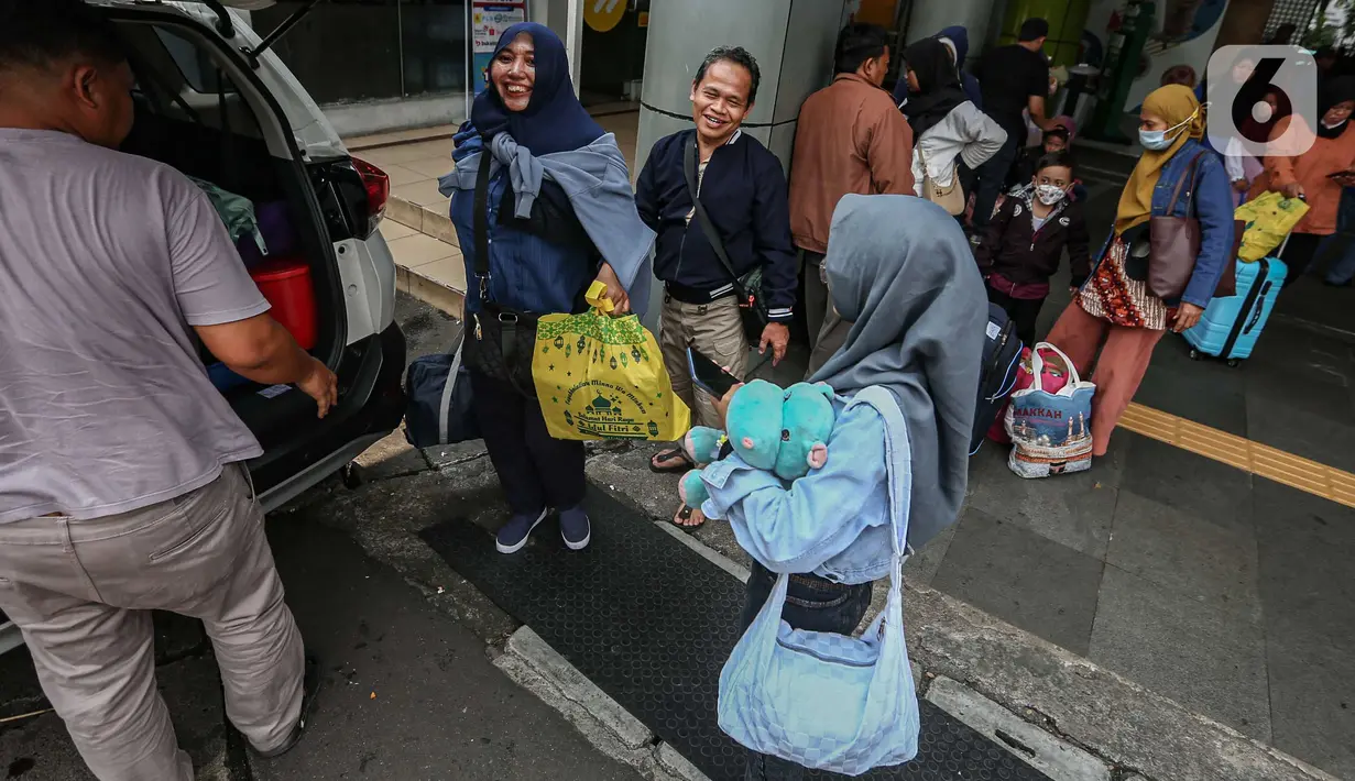 Data PT KAI per Senin 15 April 2024 menunjukkan 750.000 tiket keberangkatan dari Stasiun Gambir dan Pasar Senen terjual selama masa angkutan Lebaran. (Liputan6.com/Angga Yuniar)