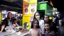 Seperti belum lama ini, Arumi mengajak dua anak dan ART di rumahnya mengunjungi pasar malam. Selain berburu kuliner, juga membeli maian, sendal hingga daster. Berikut beberapa potretnya yang diambil dari kanal Youtube-nya, Arumi Bachsin. [Youtube/Arumi Bachsin]