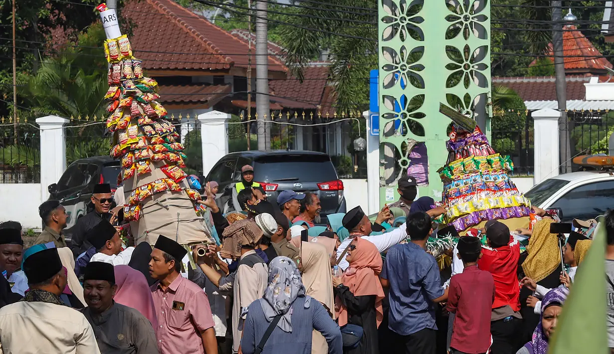 Usai diarak, gunungan berisi makanan kecil dalam kemasan diperebutkan oleh peserta dan warga. (merdeka.com/Arie Basuki)