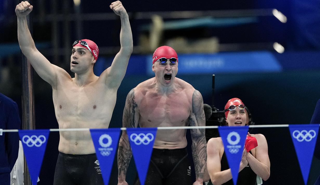 Tim renang Inggris membuat kejutan dengan mencetak rekor baru di nomor estafet campuran 4x100 meter yang membuat mereka menyabet medali emas. Tim yang beranggotakan Kathleen Dawson, Adam Peaty, James Guy, dan Anna Hopkin berhasil menctatkan waktu 3 menit 37,58 detik. (Foto: AP/Gregory Bull)