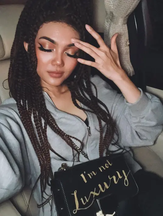 Karier Rina Nose makin cemerlang, ia juga sukses menjadi seorang penyanyi, presenter, hingga YouTuber. Penampilan Rina Nose selalu sukses jadi sorotan. (Liputan6.com/IG/@rinanose16).