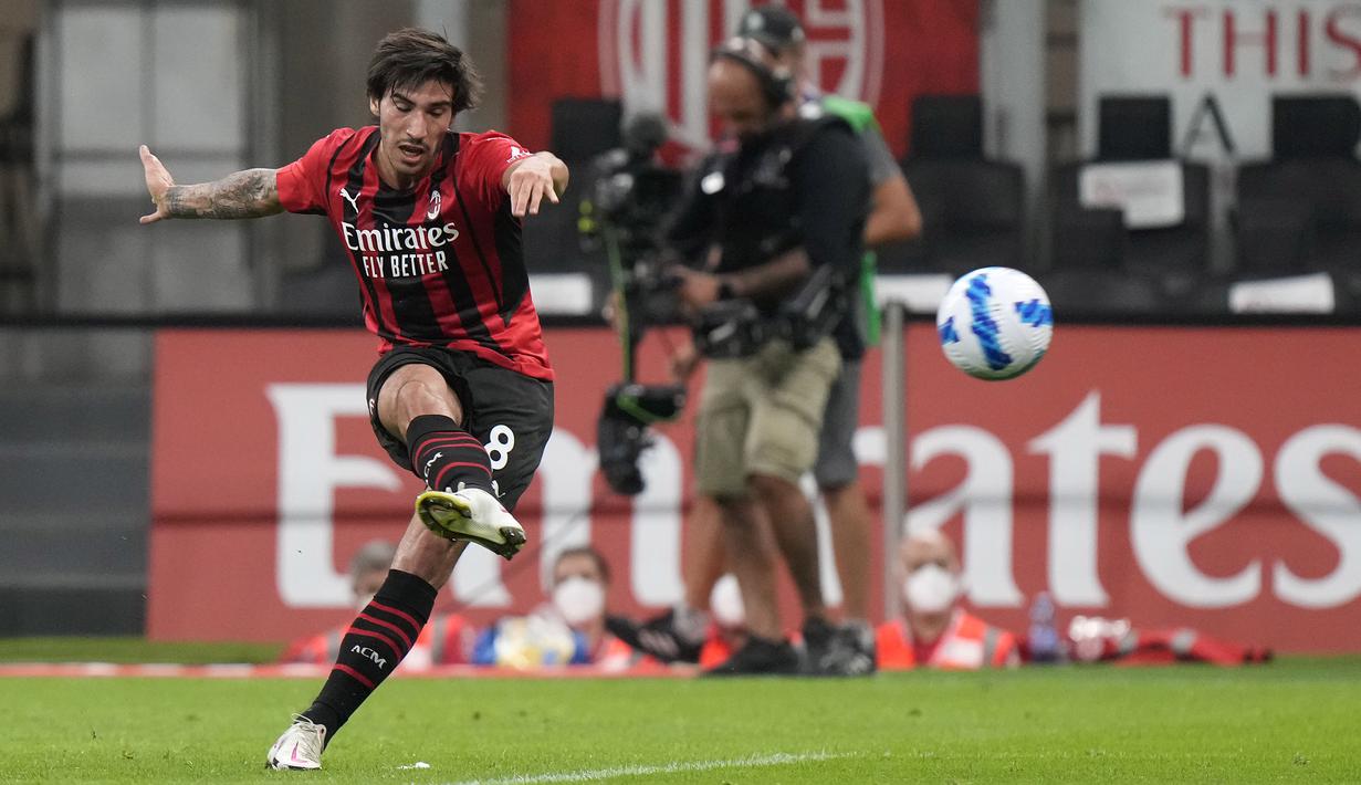 Skuat asuhan Stefano Pioli menekan sejak awal babak pertama. Sandro Tonali berhasil menjadi keran gol AC Milan lewat tendangan bebasnya pada menit ke-12. Gol ini menjadi gol pertama Sandro Tonali sejak berseragam Rosoneri dari tahun 2020 hingga 2021. (Foto: AP/Luca Bruno)