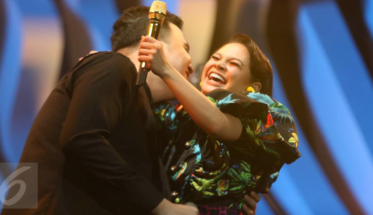 Penyanyi Andien dan Tulus tampil bersama di panggung Java Jazz Festival (JJF) 2017, JIExpo Kemayoran, Jakarta Pusat, Jumat (3/3). Dalam penampilannya, Andien mengajak Tulus menyanyikan sebuah lagu berjudul Gemintang. (Liputan6.com/Immanuel Antonius)