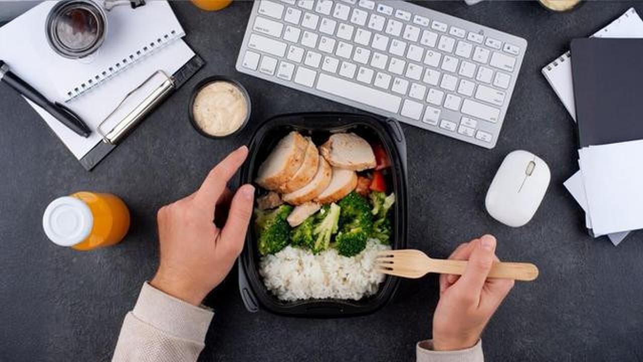 Pekerja kantoran yang membawa bekal makan siang dari rumah