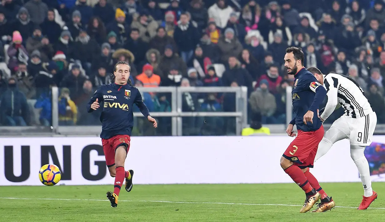 Pemain Juventus, Gonzalo Higuain (kanan) melakukan tendangan ke gawang Genoa pada laga 16 besar Coppa Italia 2017-2018 di Allianz Stadium, Rabu (20/12). Higuain menyumbang satu gol kemenangan Juventus 2-0. (Alessandro di Marco/ANSA via AP)