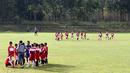 Anak-anak usia yang tergabung dalam Imran Soccer Academy (ISA) berlatih di Lapangan Kampus Trisakti, Ciangsana, Gunung Putri, Bogor. (Bolacom/Arief Bagus)