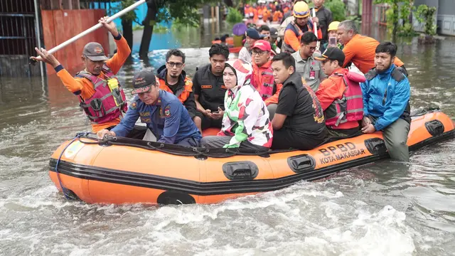 Wali Kota Makassar Danny Pomanto tinjau pengungsi banjir (Liputan6.com/Istimewa)