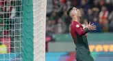 Ekspresi kecewa pemain Portugal, Cristiano Ronaldo, setelah gagal mencetak gol ke gawang Islandia pada Kualifikasi Euro 2024 di Stadion Alvalade, Senin (20/11/2023). (AP Photo/Armando Franca)