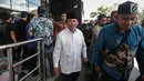 Gubernur Maluku Utara Abdul Ghani (tengah) usai melakukan pertemuan di Gedung KPK, Jakarta, Jumat (22/12). Abdul Ghani minta KPK mendampingi untuk penyusunan APBD Maluku Utara Tahun 2018, sebagai bentuk antisipasi Korupsi. (Liputan6.com/Faizal Fanani)
