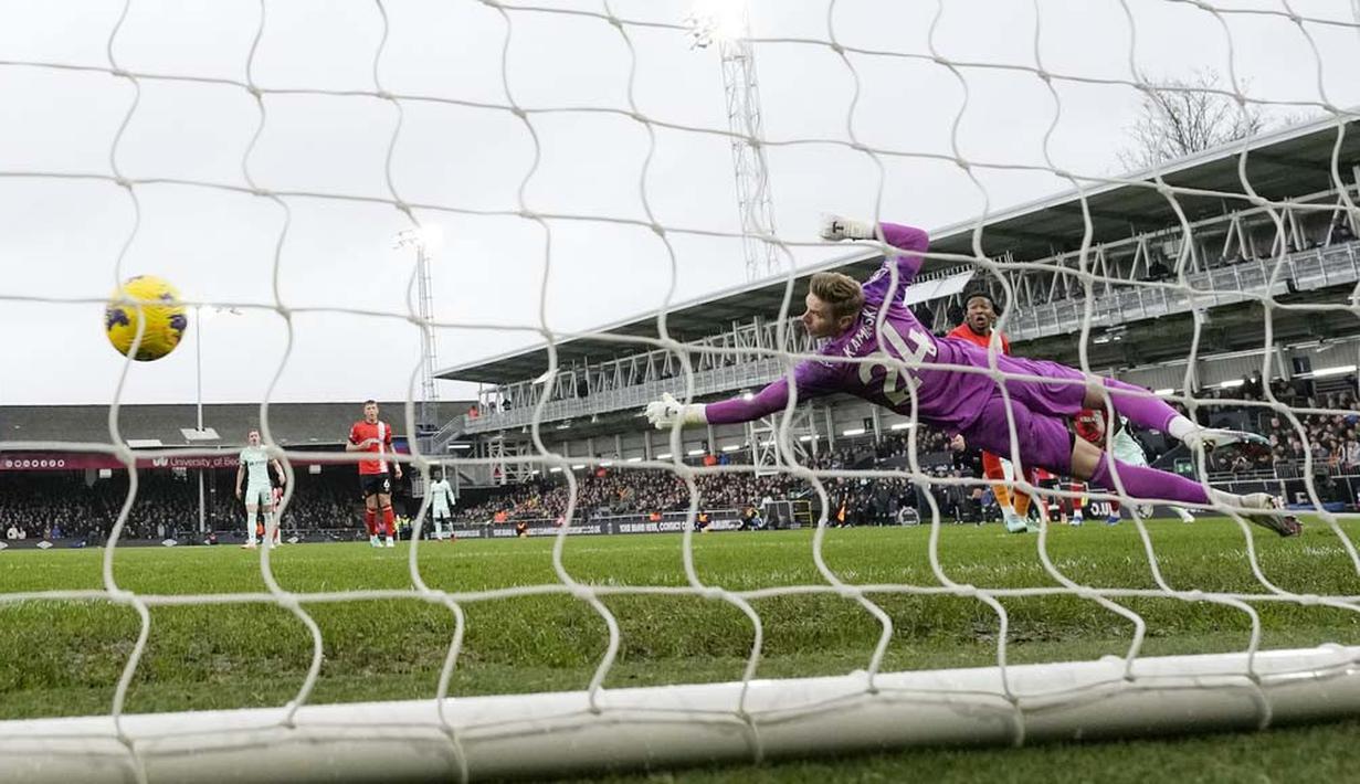 Kiper Luton Town, Thomas Kaminski, gagal menghalau tendangan pemain Chelsea, Cole Palmer pada laga pekan ke-20 Premier League 2023/2024 di Kenilworth Road, Sabtu (30/12/2023). Kemenangan ini membuat Chelsea berada di posisi ke-10 klasemen Liga Inggris dengan 28 poin. (AP Photo/Alastair Grant)