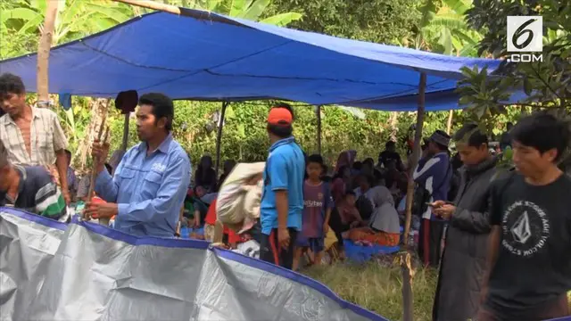 Para pengungsi gempa Lombok kini terpaksa menempati tenda-tenda darurat setelah bangunan rumah mereka rusak.