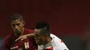 Gelandang timnas Peru, Christian Cueva berebut bola dengan gelandang Venezuela, Edson Castillo pada laga terakhir penyisihan Grup B  Copa America 2021 di Estadio Nacional Mane Garrincha, Minggu (27/6/2021). Menghadapi Venezuela, Peru menang tipis dengan skor 1-0. (AP Photo/Bruna Prado)