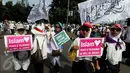 Sejumlah wanita ikut dalam Aksi Bela Islam 55 di kawasan Medan Merdeka, Jakarta, Jum'at (5/5). Peserta aksi menuntut hukuman maksimal pada putusan pengadilan kasus penodaan agama pada 9 Mei mendatang. (Liputan6.com/Johan Tallo)