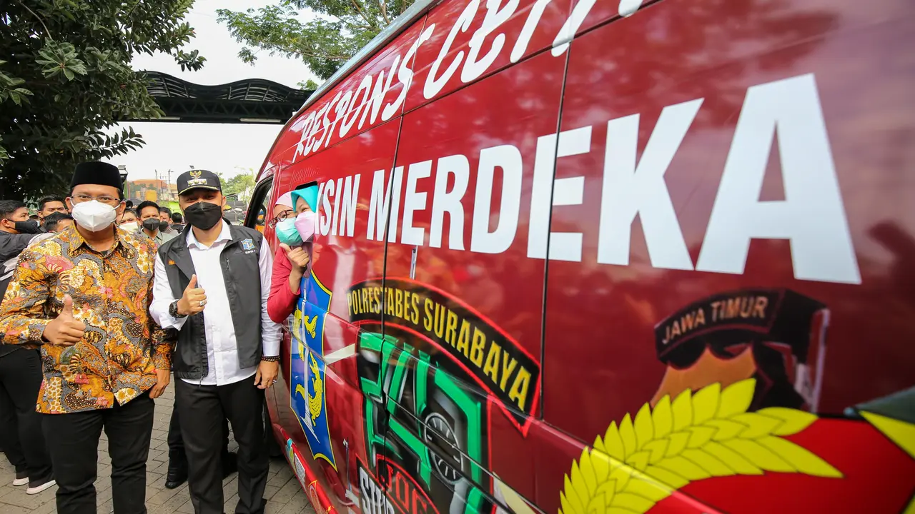 Bupati Sidoarjo Gus Muhdlor dan Wali Kota Surabaya Eri Cahyadi melepas mobil vaksin Surabaya ke Sidoarjo. (Dian Kurniawan/Liputan6.com)
