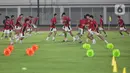 Pesepak bola Timnas Indonesia U-23 melakukan pemanasan saat mengikuti sesi latihan bersama di Stadion Madya, Kompleks Gelora Bung Karno, Senayan, Jakarta, Kamis (17/7/2025). (Liputan6.com/Helmi Fithriansyah)