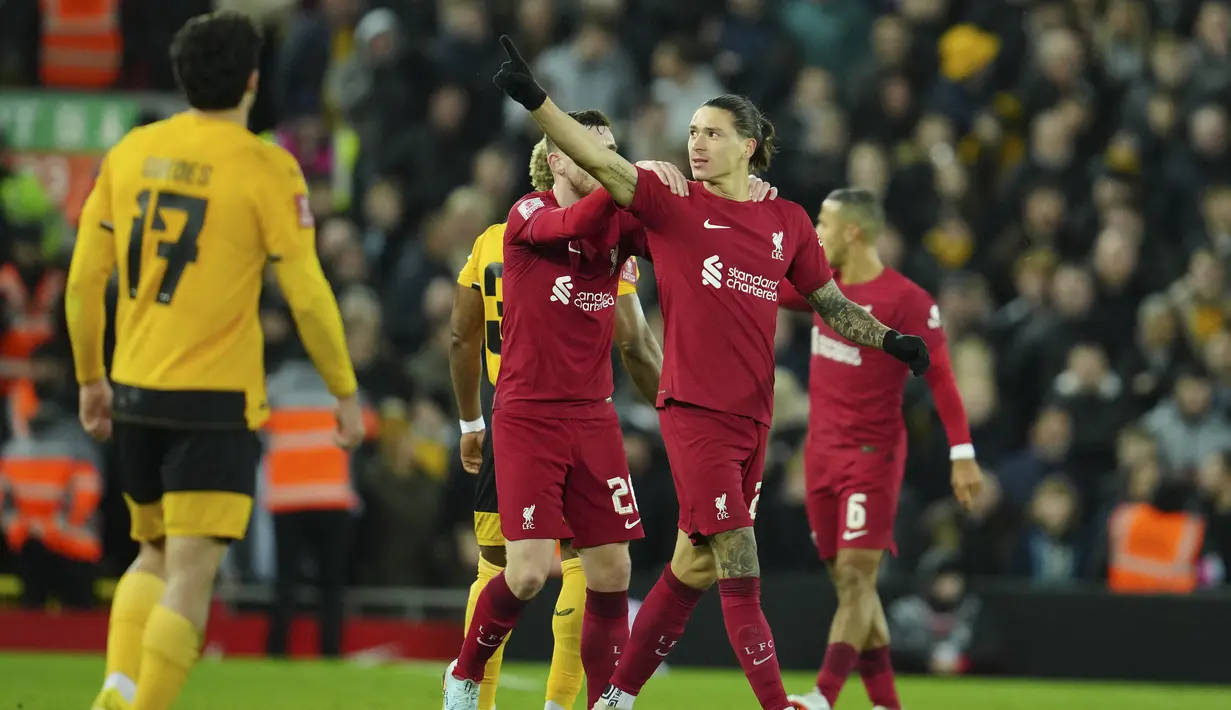 <p>Penyerang Liverpool, Darwin Nunez berselebrasi usai mencetak gol ke gawang Wolverhampton Wanderers pada putaran ketiga Piala FA di stadion Anfield, Inggris, Minggu (8/1/2023). Hasil imbang ini berarti kedua tim akan bertemu dalam pertandingan ulang (replay) di kandang Wolves, Molineux, untuk menentukan pemenang yang berhak melaju ke putaran Piala FA 2022-2023 berikutnya. (AP Photo/Jon Super)</p>