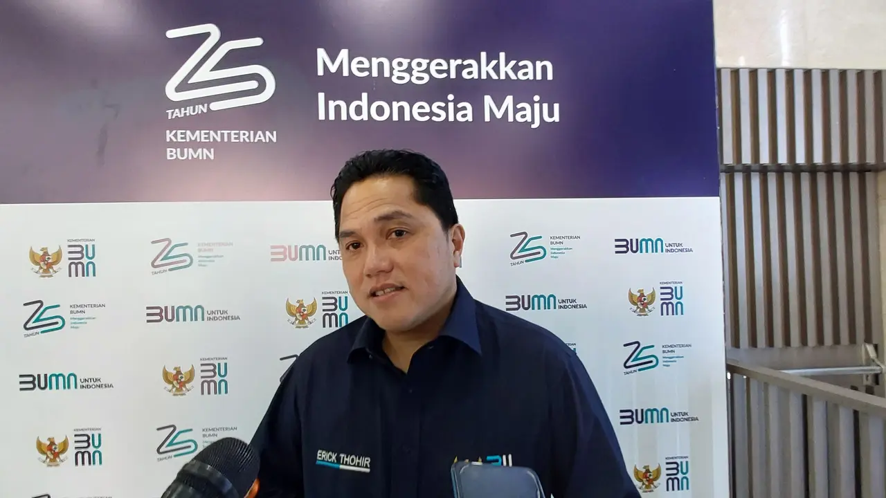 Menteri BUMN Erick Thohir di Kementerian BUMN, Jumat (4/8/2023). Erick Thohir menjamin aspek keselamatan dan kenyamanan penumpang LRT Jabodebek. (Arief/Liputan6.com)