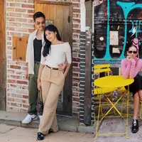 Loafers kerap jadi andalan untuk tampil semi kasual. Erina Gudono, Jessica Mila, hingga Enzy Storia punya inspirasi outfit untuk dipadukan dengan loafers. Seperti apa potretnya? [@kaesangp @enzystoria]