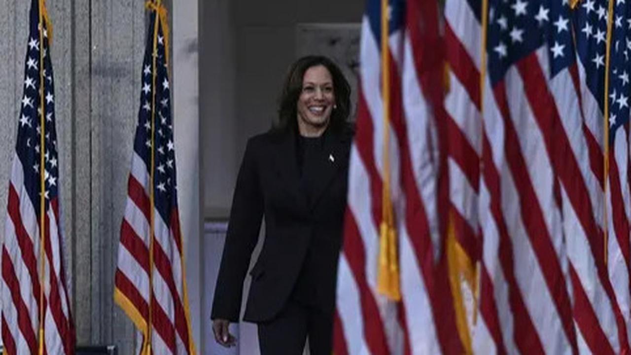 FOTO: Momen Kamala Harris Tampil Perdana usai Pilpres AS, Tersenyum Akui Kemenangan Donald Trump