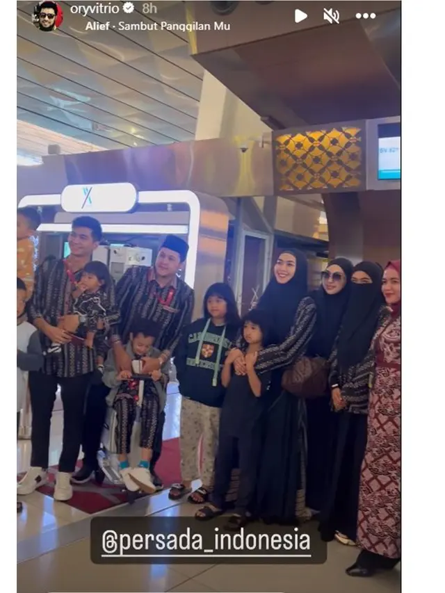 6 Momen Ria Ricis dan Teuku Ryan Berangkat Umrah Bareng, Belum Tampak Berinteraksi