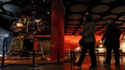 Pengunjung saat mengunjungi pameran yang menampilkan model pesawat ruang angkasa dan penjelajah di Mars di sebuah pusat perbelanjaan di Beijing, (24/2/2021).   Parkir orbit di sekitar Mars untuk mengantisipasi pendaratan penjelajah di planet merah dalam beberapa bulan mendatang. (AP Photo/Andy Wong)