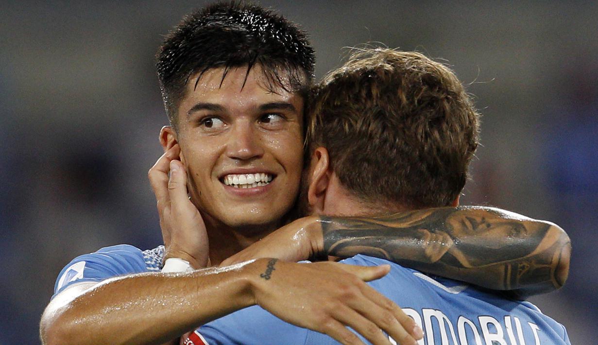 Penyerang Lazio, Joaquin Correa, merayakan gol yang dicetaknya ke gawang Brescia pada laga lanjutan Serie A pekan ke-37 di Stadion Olimpico, Kamis (30/7/2020) dini hari WIB. Lazio menang 2-0 atas Brescia. (AP Photo/Riccardo De Luca)
