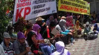 Ratusan warga terdampak pembangunan bandara baru Yogyakarta di Kulonprogo, mendatangi Kantor Badan Lingkungan Hidup DIY, Senin (7/11/2016). (Liputan6.com/Switzy Sabandar)