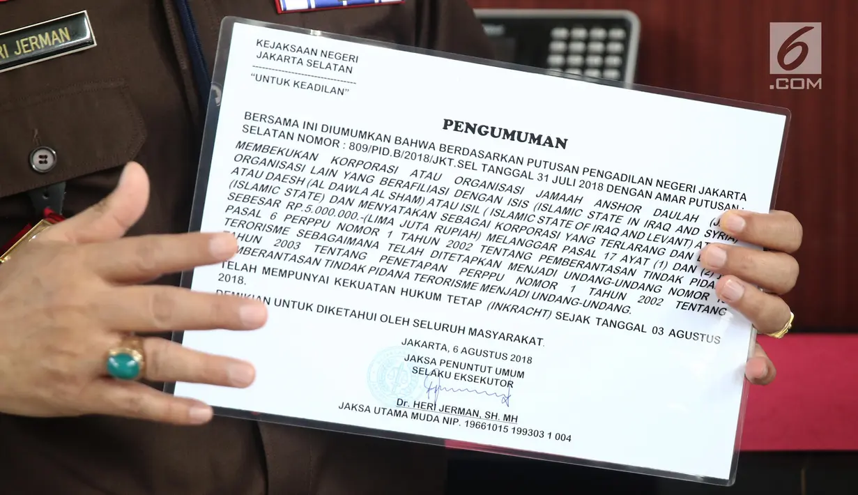 Jaksa Penuntut Umum selaku eksekutor, Heri Jerman bersiap memasang pengumuman pembekuan Jamaah Ansharut Daulah (JAD) di PN Jakarta Selatan, Senin (6/8). Pemasangan pengumuman sebagai bentuk telah mengeksekusi korporasi JAD. (Liputan6.com/Herman Zakharia)