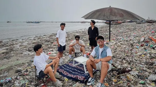 Sebuah pantai di Banten penuh dengan sampah
